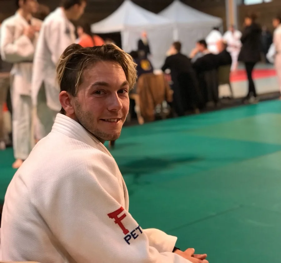 Peter compitiendo en judo de alto nivel